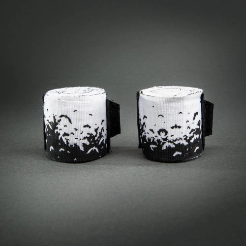 Boxerské bandáže Bats Night značky VENUM﻿ 4 m - černo/bílé